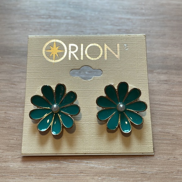 🌟Host Pick🌟NWT Flower earrings - Picture 2 of 4